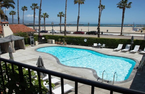 West Beach House | Tranquil Beach Retreat: Boutique Stay with Spectacular Views & Beach Access