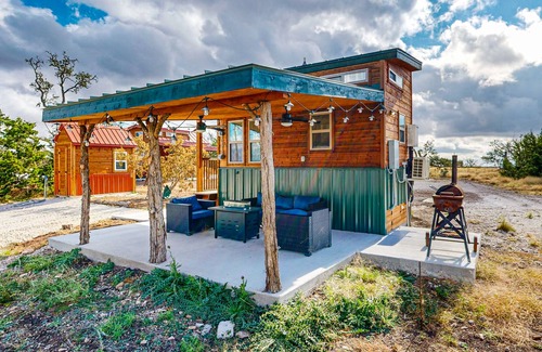 Harper Cabin | Tranquil cabin with firepit, AC, covered patio and free wifi