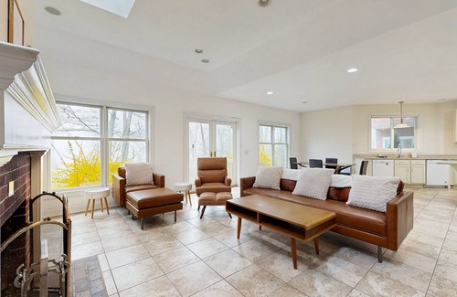 Pleasant Point House | Tranquil Coastal Sanctuary with Chef's Kitchen, Jacuzzi Tub and Water Views