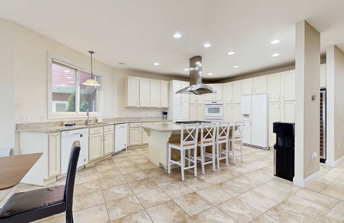 Pleasant Point House | Tranquil Coastal Sanctuary with Chef's Kitchen, Jacuzzi Tub and Water Views