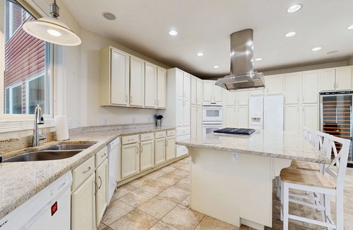 Pleasant Point House | Tranquil Coastal Sanctuary with Chef's Kitchen, Jacuzzi Tub and Water Views