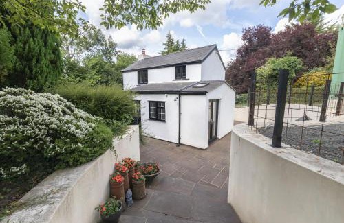 Abergavenny House | Tranquil Cottage with Hot Tub