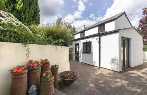 Abergavenny House | Tranquil Cottage with Hot Tub