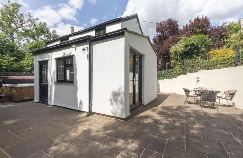 Abergavenny House | Tranquil Cottage with Hot Tub