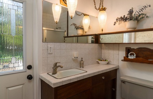 Petaluma House | Tranquil Country Home - "The Queen". Perfect spot in Sonoma County.