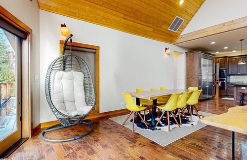 Cle Elum House | Tranquil & dog-friendly mountain retreat with hot tub, fireplace, & great views