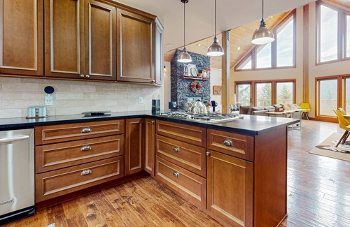 Cle Elum House | Tranquil & dog-friendly mountain retreat with hot tub, fireplace, & great views