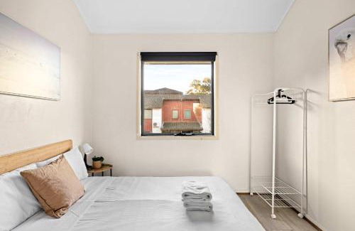 Canley Vale House | Tranquil Double Room - Walk to Train & Cabramatta Eats - Shared Bathroom