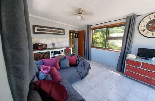 Kuils River Apartment | Tranquil Escape 1 Bedroom in Kuils River with WiFi & parking, 23km from Airport