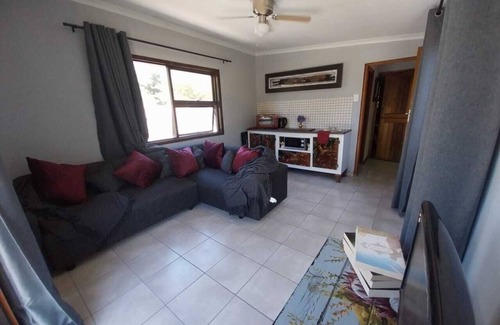 Kuils River Apartment | Tranquil Escape 1 Bedroom in Kuils River with WiFi & parking, 23km from Airport