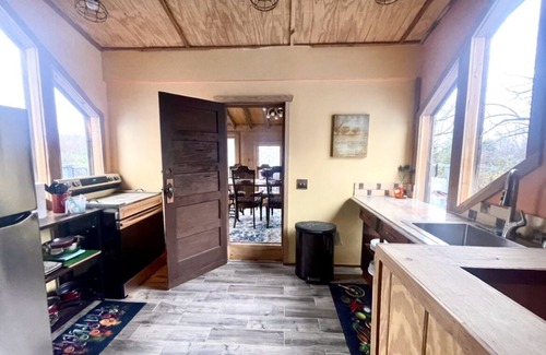 Mount Pleasant House | Tranquil Estate in the Foothills of the Ozarks, sleeps 18
