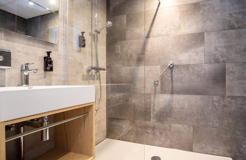 Doorwerth Hotel | Tranquil Forest Hotel Room with Quick Access to Arnhem & Hiking Paths - 3 Units