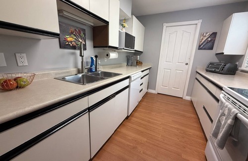 Walnut Grove Apartment | 🌿 Tranquil Garden-Level Retreat in Walnut Grove - Langley 🍷🐾