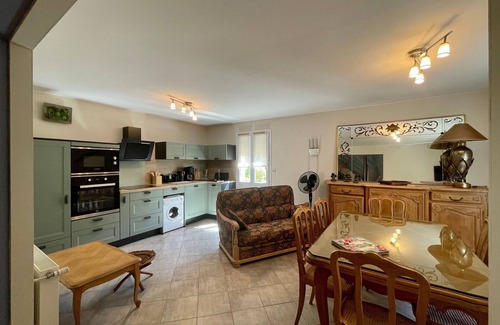 Aiguihe Cottage | Tranquil Garden Retreat with Jacuzzi & Sauna near UNESCO Sites