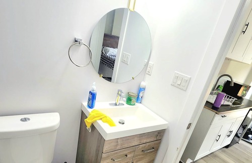London House | Tranquil Getaways London (5 munities to Western University)