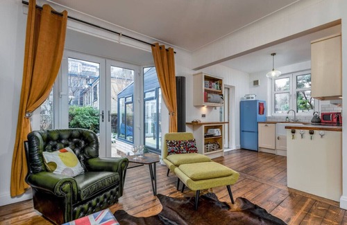 North West House | Tranquil Glasgow Retreat: Free Parking & Garden
