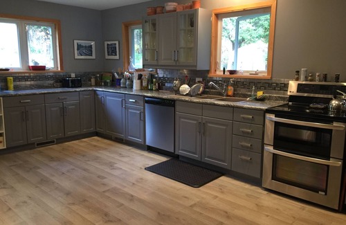 Armour Cottage | Tranquil guest house in charming Katrine on Doe Lake, Ontario Canada