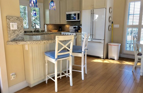 Coronado House | Tranquil Guesthouse just a Short Walk from the Beach