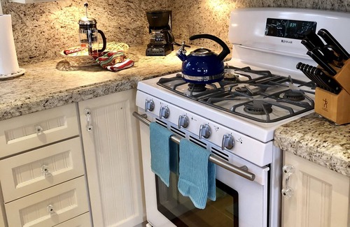Coronado House | Tranquil Guesthouse just a Short Walk from the Beach
