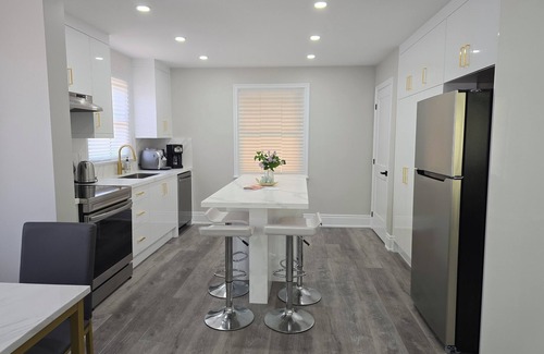Aldershot House | Tranquil Haven Retreat Full home with 7 Bedroom & 3 Bathrooms- 5 Min. from Lake!