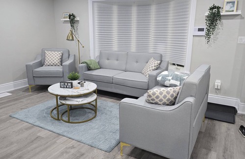 Aldershot House | Tranquil Haven Retreat Full home with 7 Bedroom & 3 Bathrooms- 5 Min. from Lake!