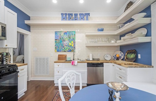 Hillcrest Cottage | Tranquil Hillcrest cottage close to most attractions in charming Little Rock