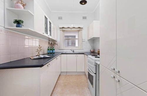 Bexley North House | 'Tranquil Home: City, Beach, Airport'