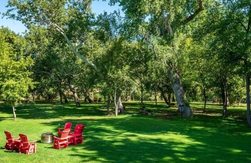 Cornville House | Tranquil home with lush outdoor space on the Oak Creek.