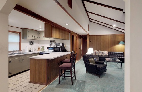 Oak Bluffs House | Tranquil Home with Private Deck - Walk to Beaches and Downtown Oak Bluffs