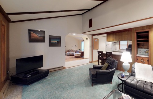 Oak Bluffs House | Tranquil Home with Private Deck - Walk to Beaches and Downtown Oak Bluffs