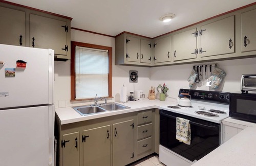 Oak Bluffs House | Tranquil Home with Private Deck - Walk to Beaches and Downtown Oak Bluffs