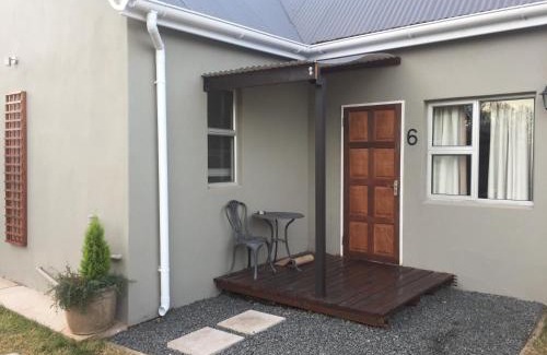 Komani Bed & Breakfast | Tranquil House B&B @ 1 College Ave