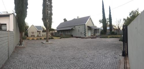 Komani Bed & Breakfast | Tranquil House B&B @ 1 College Ave