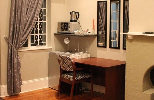 Komani Bed & Breakfast | Tranquil House B&B @ 10 Berry St