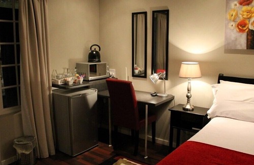 Komani Bed & Breakfast | Tranquil House B&B @ 10 Berry St