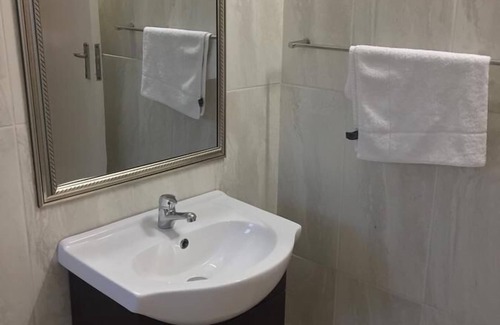 Komani Bed & Breakfast | Tranquil House Bed and Breakfast