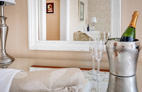 Historic Downtown Manteo Apartment | Tranquil House Inn - Downtown Waterfront Manteo - 1 King Standard Room 17