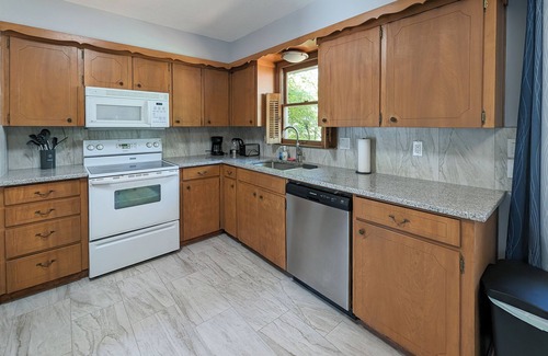 Overland Park House | Tranquil KC Retreat - great location - spacious & modern