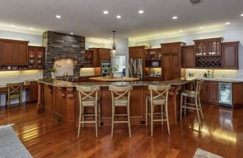 Heathrow House | Tranquil Lake Mansion