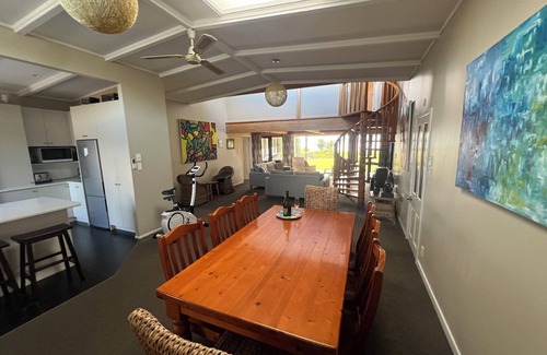 Holdens Bay House | Tranquil Lake Side Retreat: Your Perfect Getaway In Holdens Bay