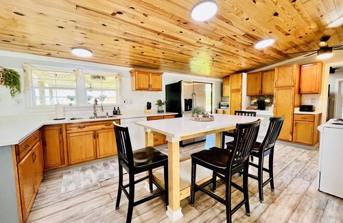 McNeill House | Tranquil Lakehouse on 64 Acre Lake!