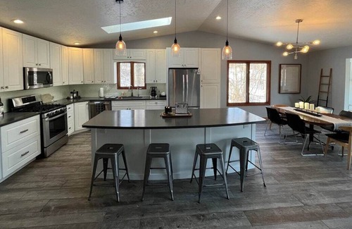 Three Rivers House | Tranquil Lakehouse in the Woods