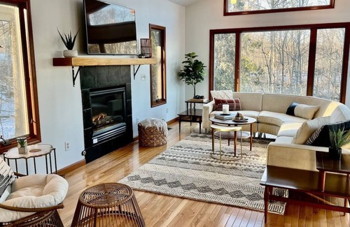 Three Rivers House | Tranquil Lakehouse in the Woods