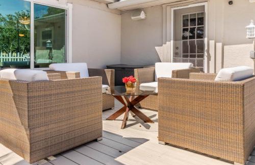 East Naples House | Tranquil Lakeside Haven