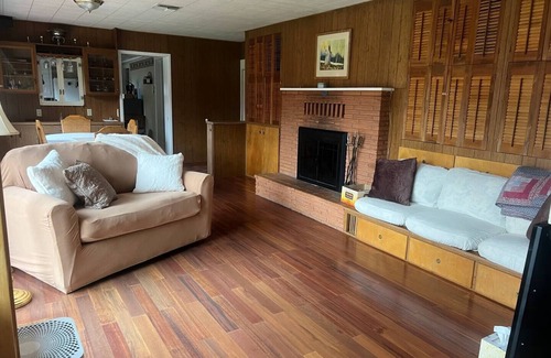 Corvallis House | Tranquil Lakeside Homenn