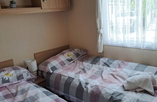 Crowle Cabin | Tranquil Lodge Retreat in Scunthorpe Countryside