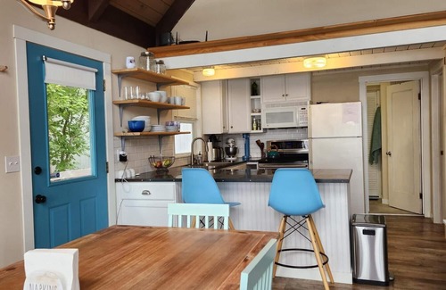 Agate Cottage | Tranquil Lowbank Waterfront Cottage.
