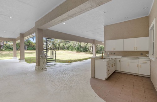 Altamonte Springs House | Tranquil Luxury Estate Property 5,700 Sq Ft on 3+ Acres, Complete with Helipad