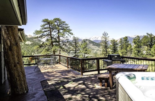 Windcliff Estates House | Tranquil Luxury Vacation At Windcliff 3 Bedroom Home by RedAwning