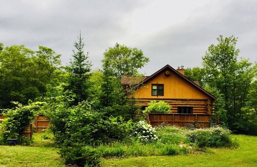 Manitoulin District House | Tranquil Manitoulin Cabin is peaceful and private, surrounded by forest.